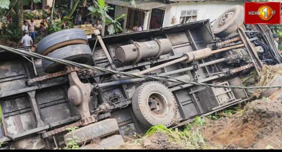 දෙහිඕවිට, තැඹිලියානේ බස් රථ අනතුරකින් 42 කට තුවාල